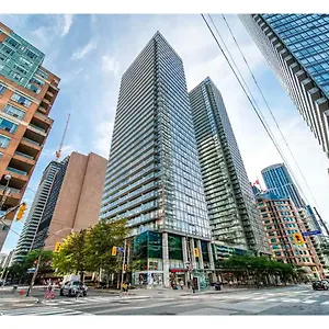 Comfy 1 Bedroom & Den In Downtown 1 Queen & 1 Single Bed Apartment